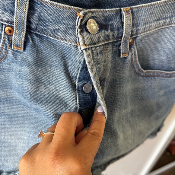 Levi’s 501 denim shorts size 28 - Picture 2 of 6